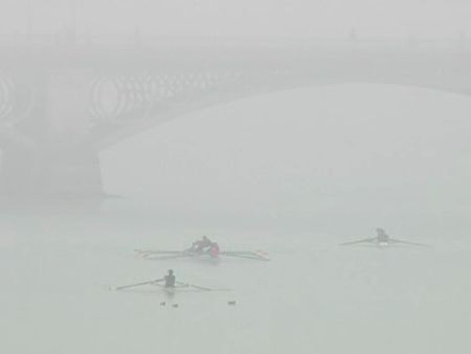 Sevilla, sumida en la niebla