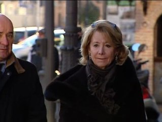 Esperanza Aguirre recibida con gritos de "No queremos sobres, queremos nuestras nóminas"