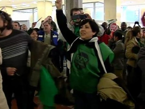 Afectados por la hipoteca ocupan la sede del BBVA en Barcelona