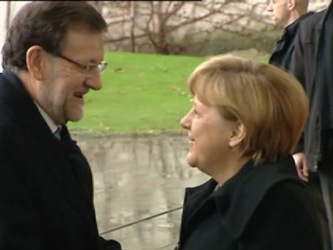 Rajoy aguanta el chaparrón junto a Merkel a su llegada a Berlín