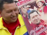 Miles de personas apoyan en las calles a Hugo Chávez