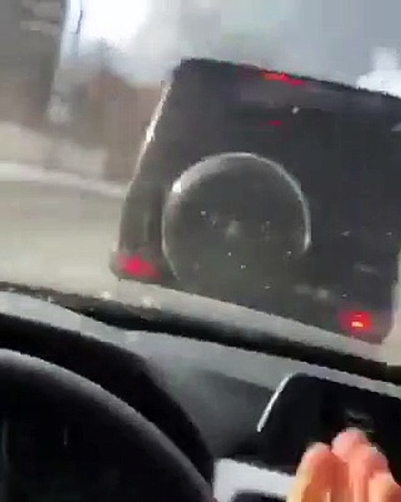 Cet homme confronte la voiture qui lui a coupé le chemin mais cela a mal tourné