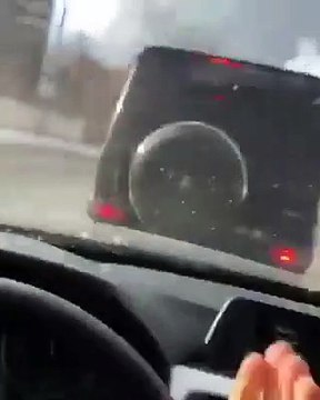 Cet homme confronte la voiture qui lui a coupé le chemin mais cela a mal tourné