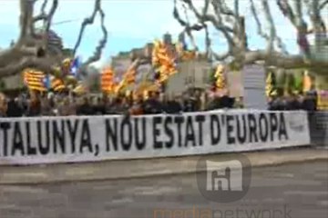 Protestas en el exterior del Parlamento catalán.