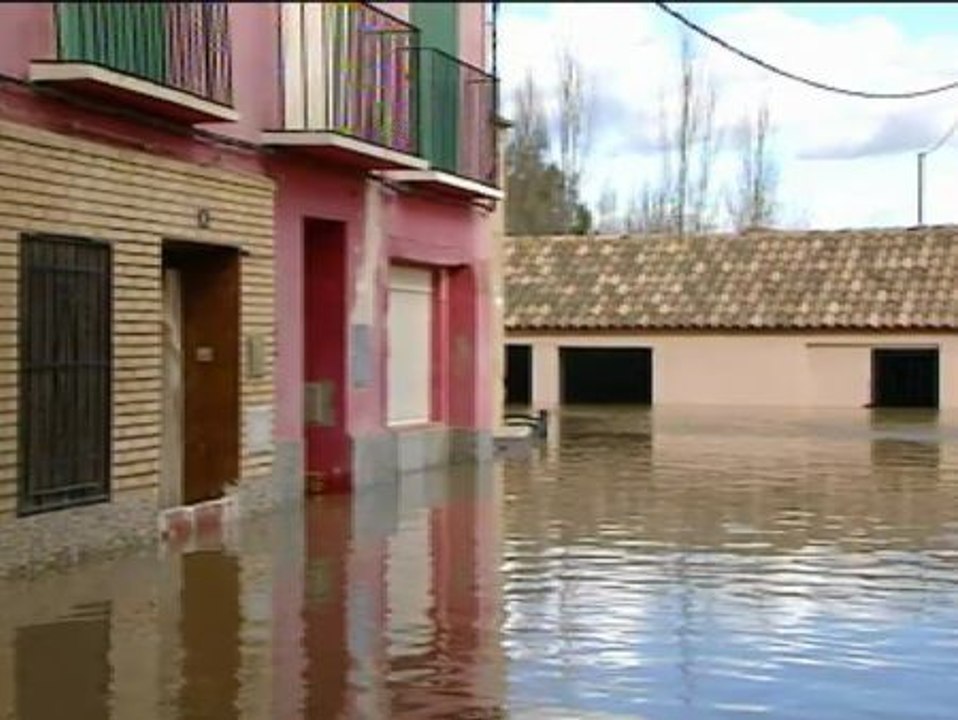 La crecida del Ebro a su paso por Zaragoza anega varias localidades