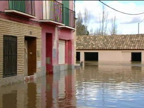 La crecida del Ebro a su paso por Zaragoza anega varias localidades