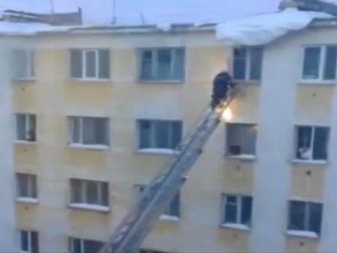 Le golpea un enorme bloque de hielo en la cabeza mientras desarrolla las labores de rescate