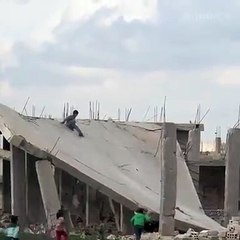 مشاهد لعب أطفال على سطح منزل مدمرة بريف حماة يصدم فريق أممي (فيديو)
