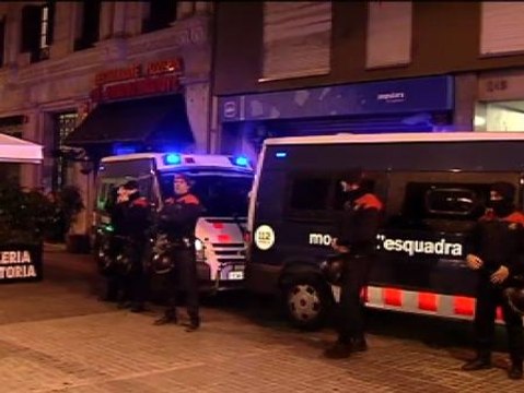 Concentraciones en las sedes del PP de Valencia y Barcelona