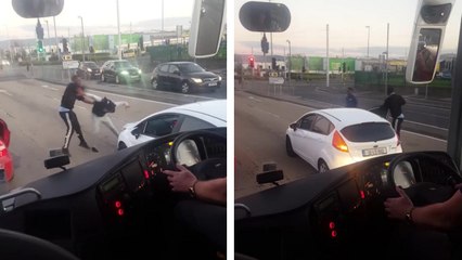 Après un road rage ils se bagarrent en plein milieu de la rue