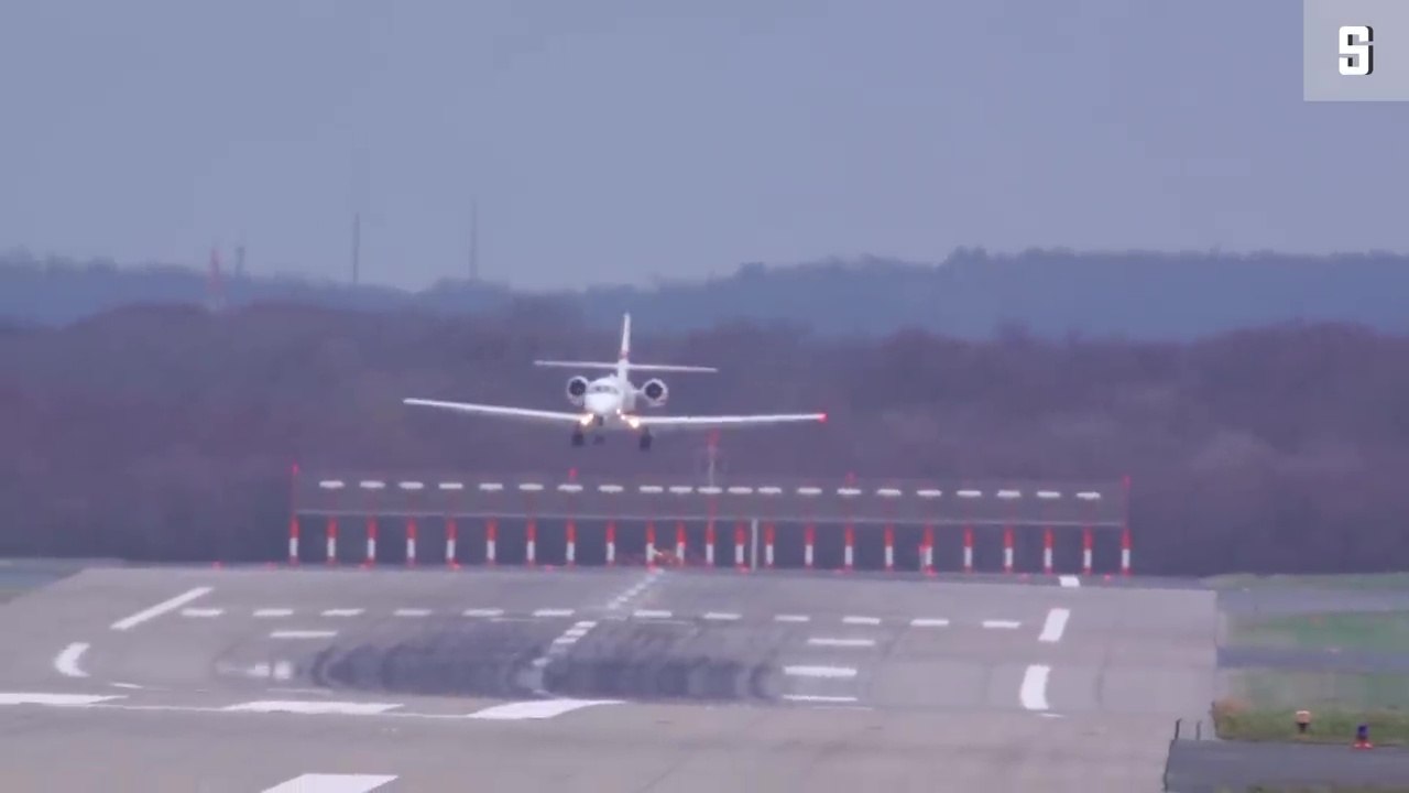 Atterissage spectaculaire à l'aéroport de Düsse...