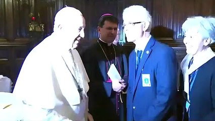 Le pape François refuse de laisser les fidèles embrasser sa bague
