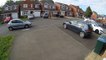 Un voisin utilise sa voiture pour bloquer des voleurs de voiture (Angleterre)