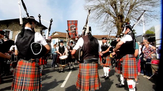 SAUBUSSE au défilé du carnaval le Groupe Piperade SWPA