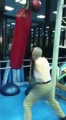 Download Video: A 76 ans, ce papy, ancien champion de boxe a encore une bonne frappe