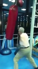 A 76 ans, ce papy, ancien champion de boxe a encore une bonne frappe