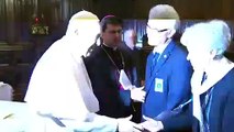 Le pape François refuse de laisser les fidèles embrasser sa bague(1)