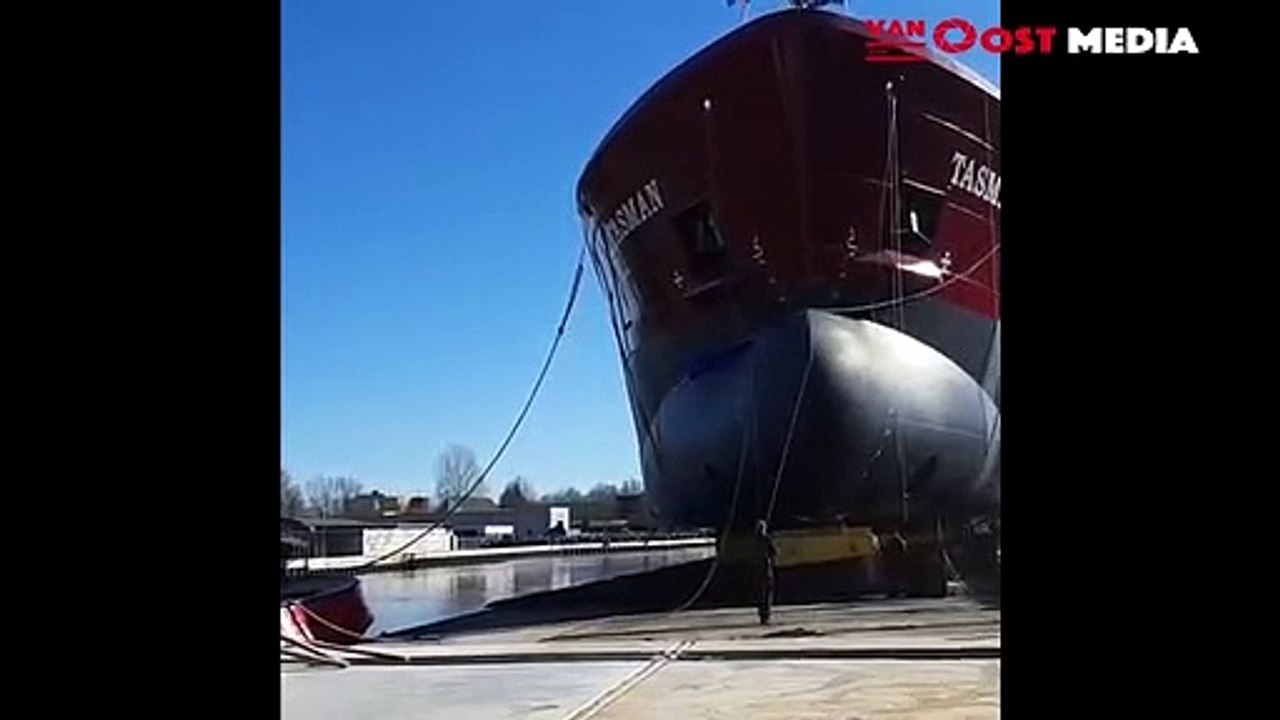 Un ouvrier manque de se faire écraser par un bateau