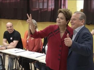 Dilma Rousseff vota en Puerto Alegre