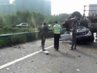 Milagroso rescate de una familia atrapada en su vehículo