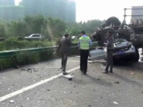 Milagroso rescate de una familia atrapada en su vehículo