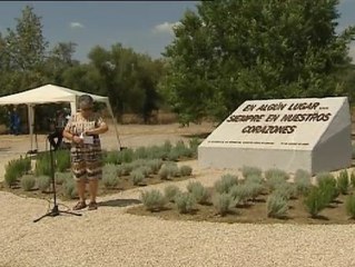 Las víctimas depositan una ofrenda floral en el lugar del accidente de Spanair