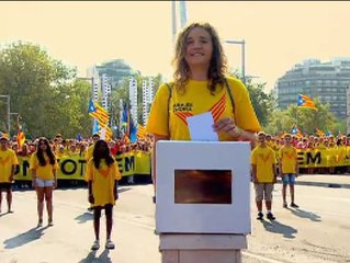 Una joven vota en una urna a las 17:14 horas en la gran V