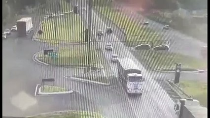 Câmera mostra colisão de trânsito no Trevo da Portal