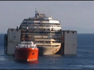 El Costa Concordia navega rumbo Génova
