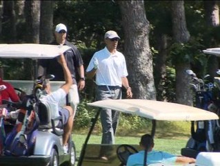 Obama inicia sus vacaciones &#039;a golpe de putt&#039;