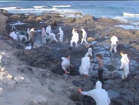 Un vertido de petróleo llega a la costa sureste de Gran Canaria