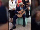 John Kerry toca la guitarra