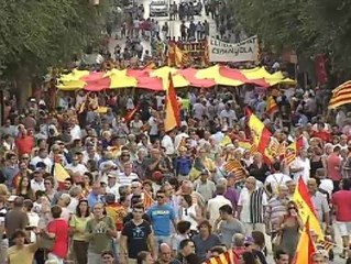 Download Video: Cientos de personas se manifiestan en Tarragona contra el independentismo