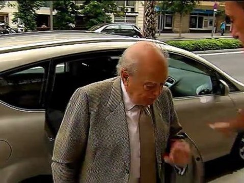 Indignados en Barcelona hacen guardia en casa de Pujol para abuchearle