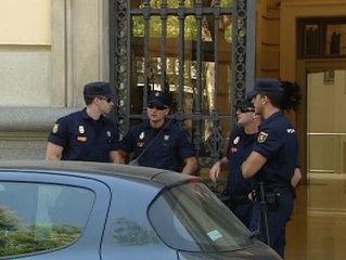 Los efectivos de UDEF han salido de la sede con maletines y cajas