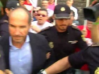 Abucheos a los exdirectores de la radio y la televisión valencianas