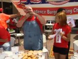 Atracones de hamburguesas y de perritos calientes para celebrar la independencia de EEUU