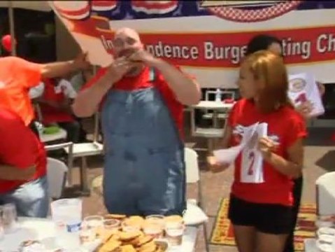 Atracones de hamburguesas y de perritos calientes para celebrar la independencia de EEUU