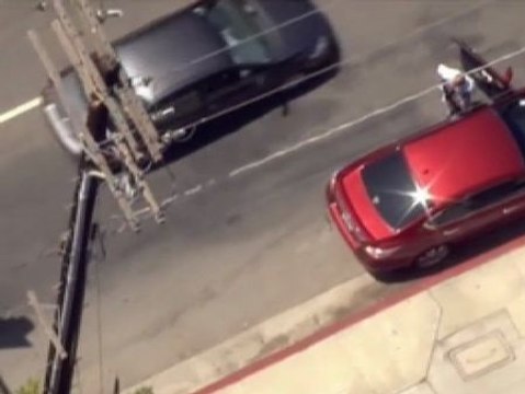 Un hombre armado tiene en vilo a la policía durante dos horas en una persecución en Los Ángeles