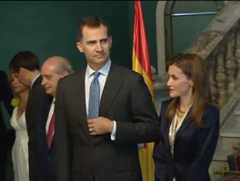 Los reyes se reúnen con las víctimas del terrorismo en su primer acto fuera de Zarzuela.