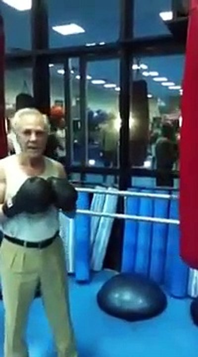 Un ancien champion de boxe de 76 ans s'entraine sur un sac de frappe