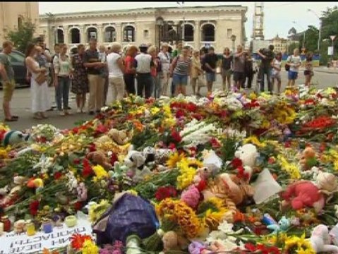 Los vecinos de Kiev llenan de flores y velas la embajada de Holanda
