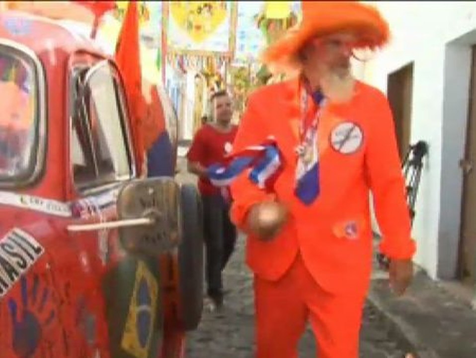 Un aficionado holandés recorre 21 mil kilómetros en una camioneta hasta llegar a Brasil