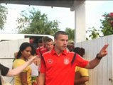 Los jugadores de la selección alemana visitan una escuela brasileña