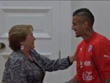 Los jugadores de Chile, recibidos como campeones en su regreso a casa