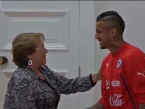 Los jugadores de Chile, recibidos como campeones en su regreso a casa