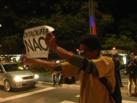 Miles de brasileños piden la liberación de dos profesores detenidos