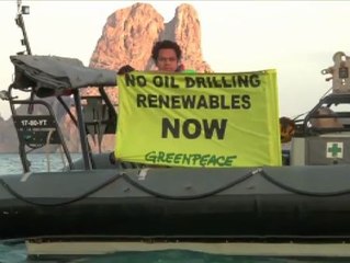 Protesta de Greenpeace con el mítico Rainbow Warrior en la costa de Ibiza