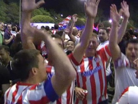 La afición del Atlético celebra en Neptuno la histórica final