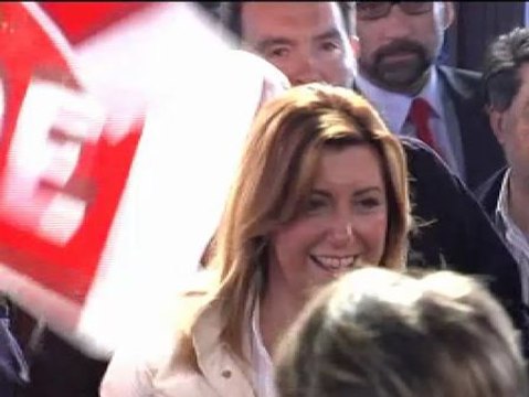 Susana Díaz, increpada por miembros de la PAH a la salida de un mitin del PSOE en Huelva